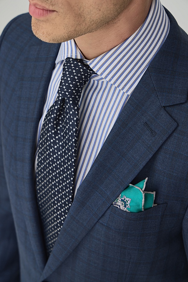 Серо-синий костюм в широкую клетку