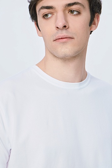 Однотонная белая футболка