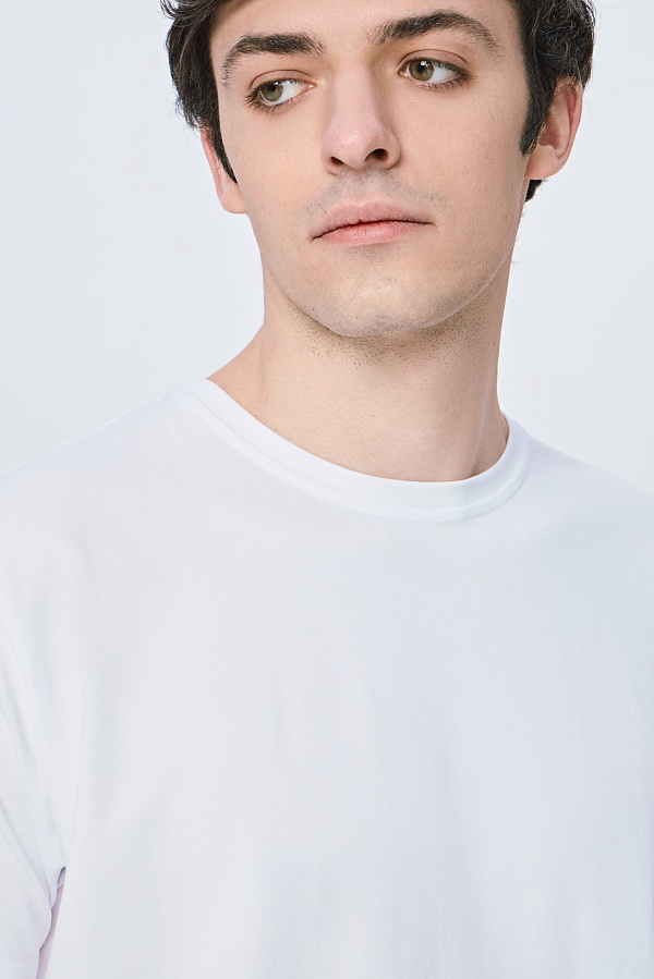 Однотонная белая футболка