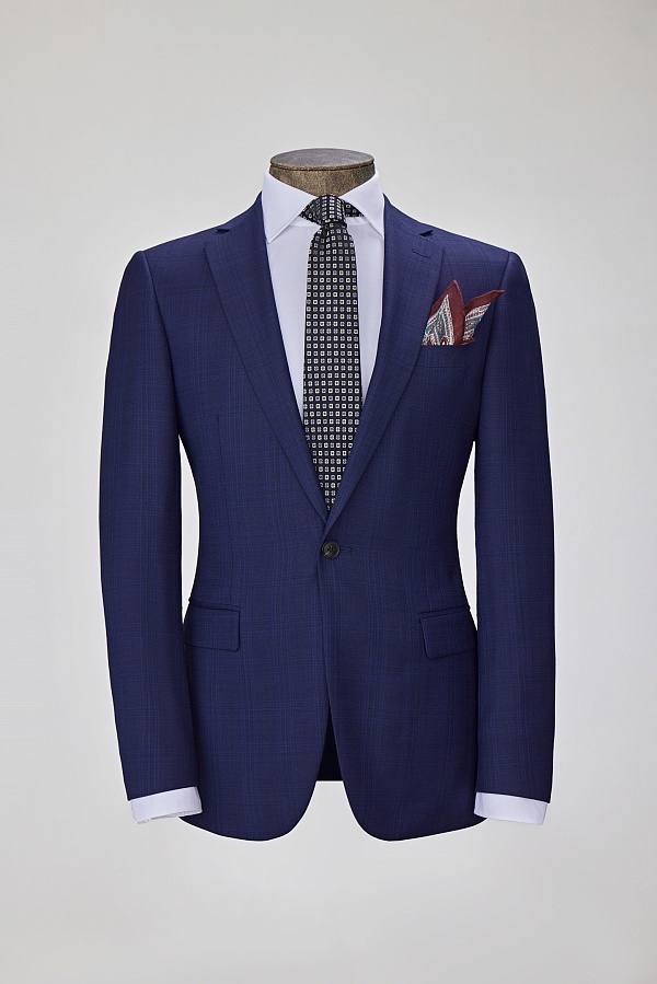 Синий костюм в клетку