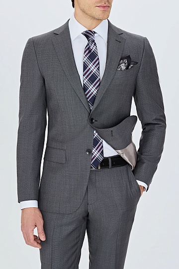 Серый костюм в мелкую клетку