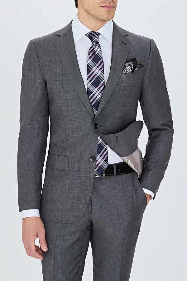 Серый костюм в мелкую клетку