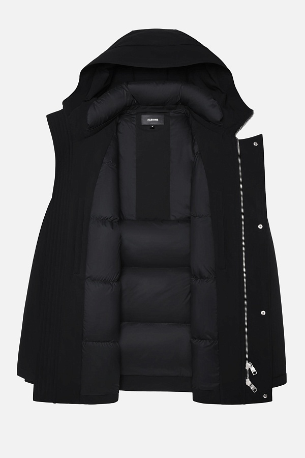 Черная куртка с капюшоном