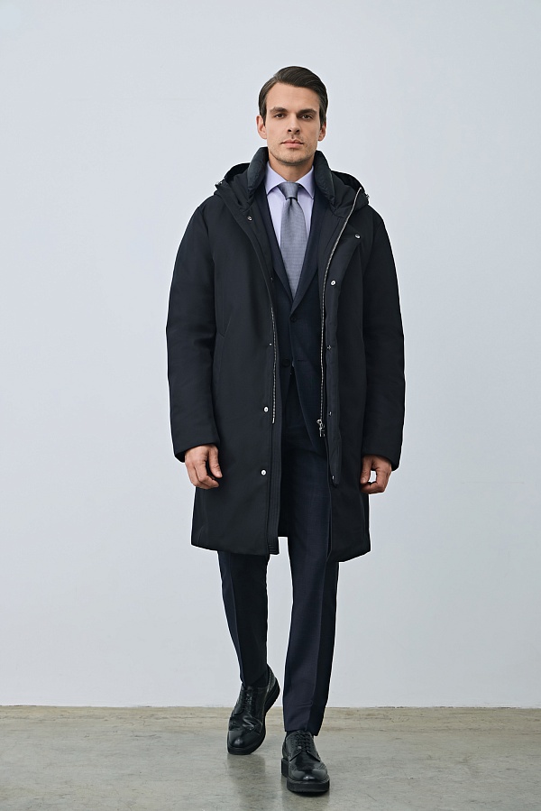 Пуховик черного цвета