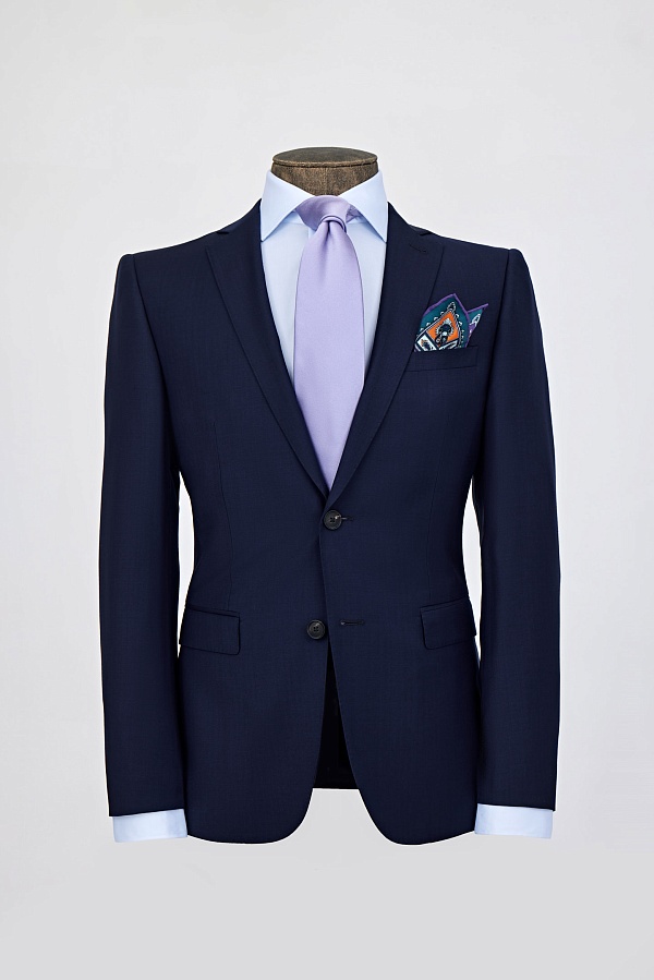 Однотонный темно-синий костюм