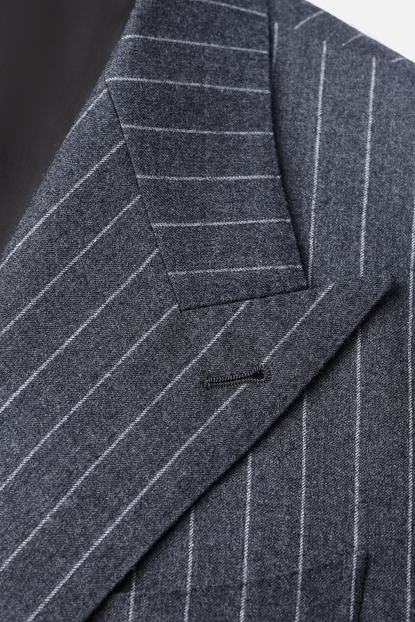 Черный пиджак в светлую полоску