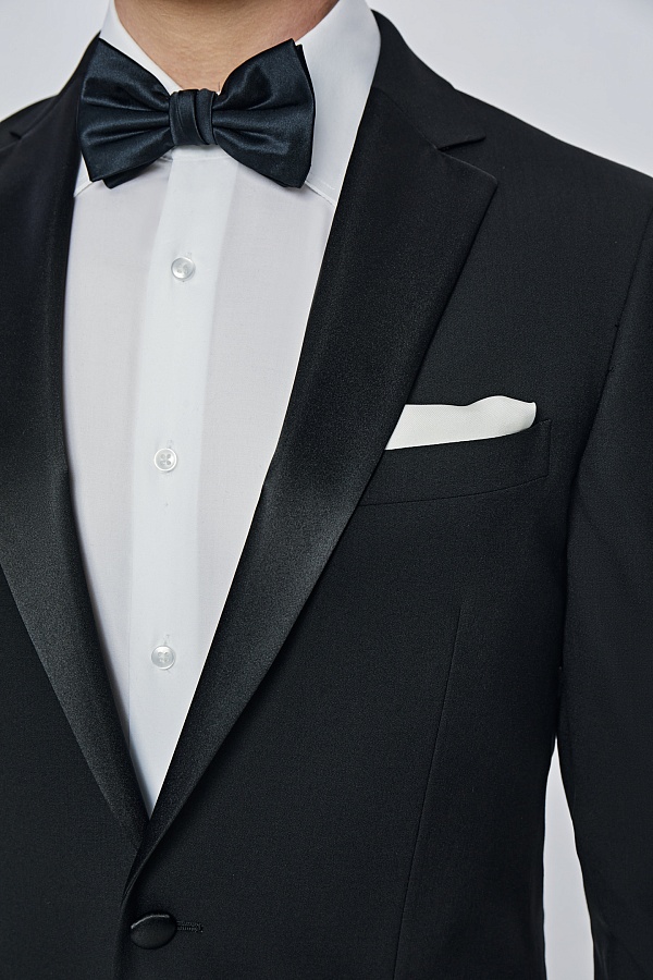 Смокинг черного цвета