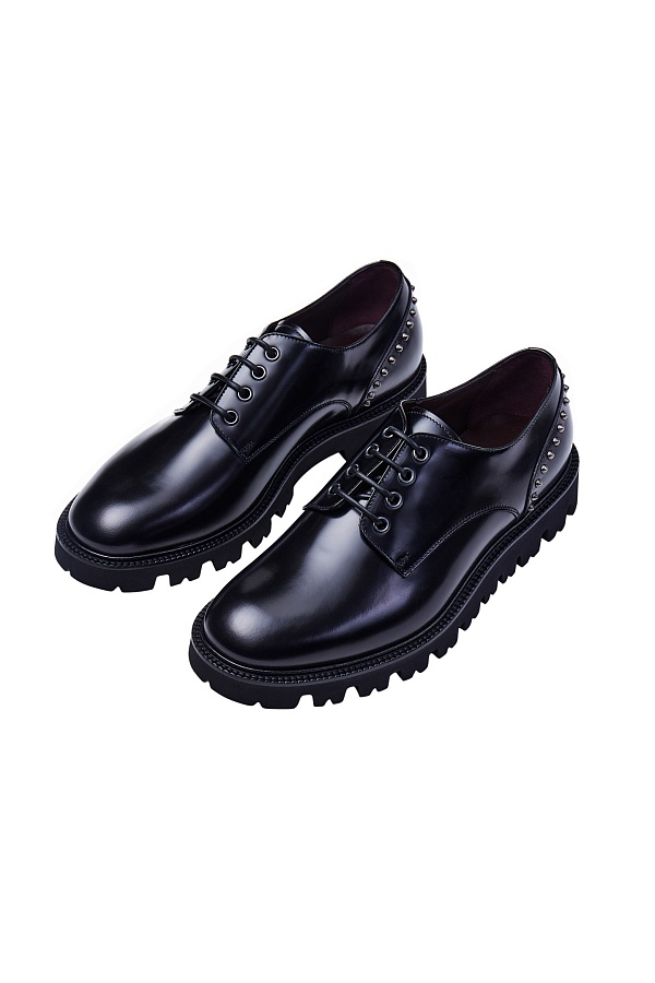 Черные ботинки с шипами