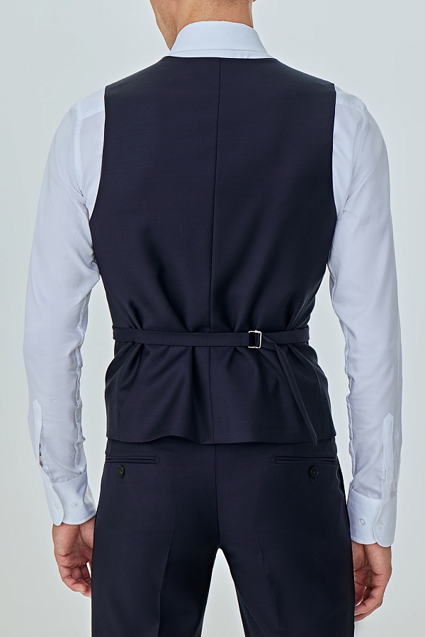 Темно-синий жилет на одной пуговице