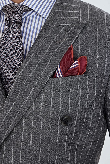 Серый двубортный костюм в меловую клетку