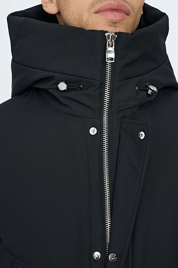 Черная пуховая куртка с капюшоном