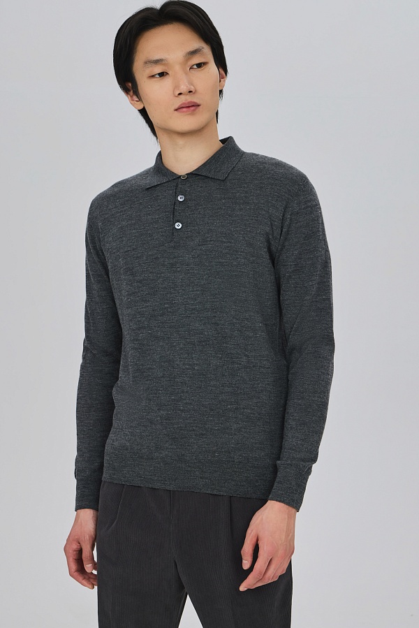 Легкий джемпер с воротником поло серого цвета