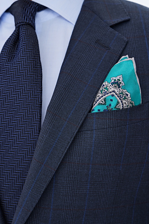 Темно-синий костюм в клетку