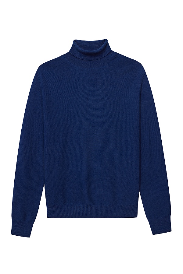 Свитер синего цвета с воротником под горло