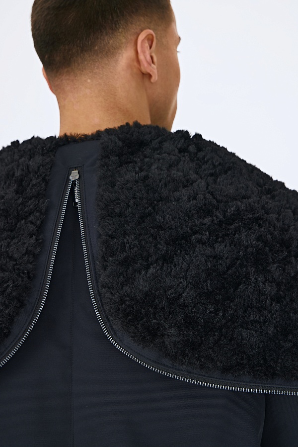 Темно-синяя пуховая парка с мехом