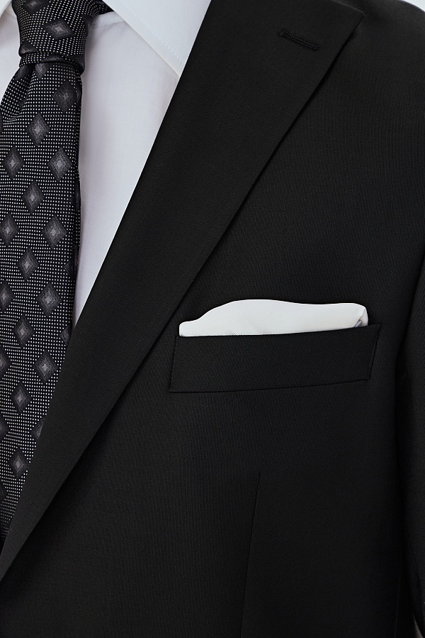 Однотонный черный костюм