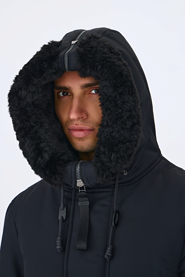 Темно-синяя пуховая парка с мехом