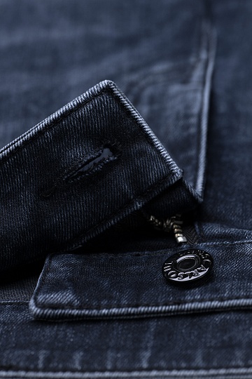 Джинсы темно-серого цвета с потертостями