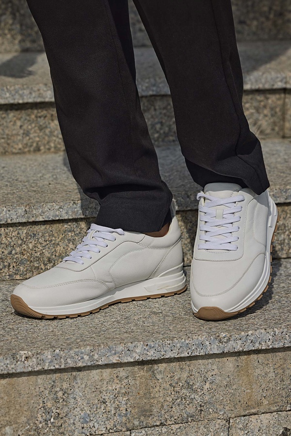 Кроссовки белого цвета