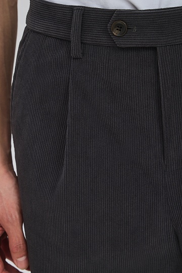 Темно-серые вельветовые брюки