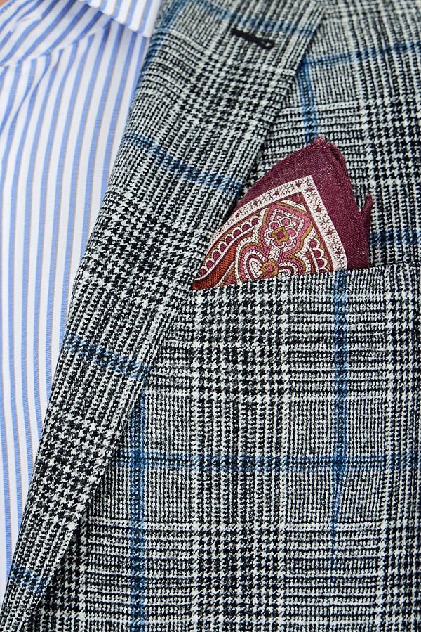 Серый пиджак в черную, белую и голубую клетку