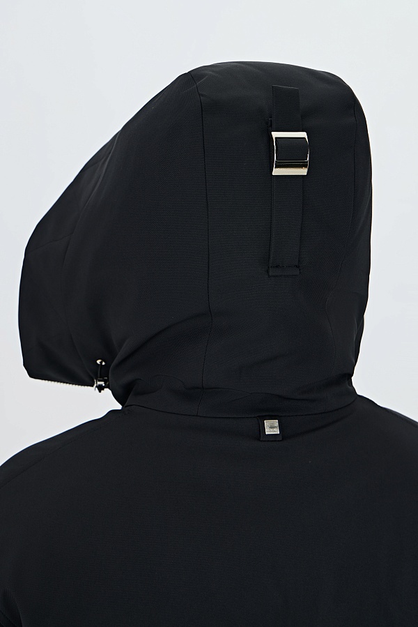 Черная пуховая куртка с капюшоном