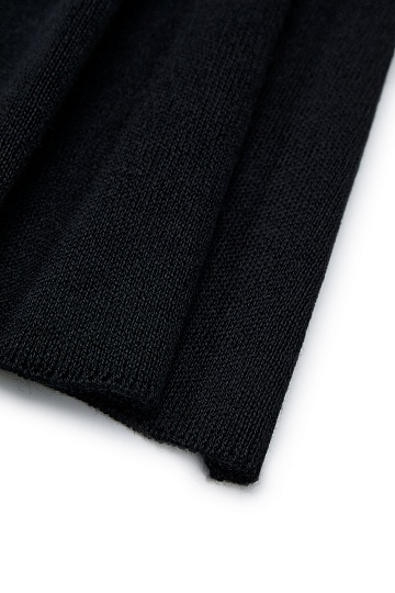 Черный шарф гладкой вязки