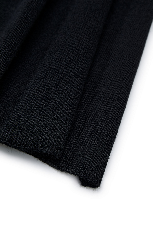 Черный шарф гладкой вязки