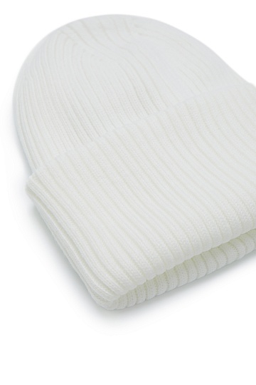 Белая шапка с отворотом