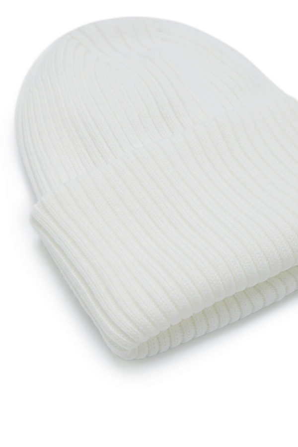 Белая шапка с отворотом