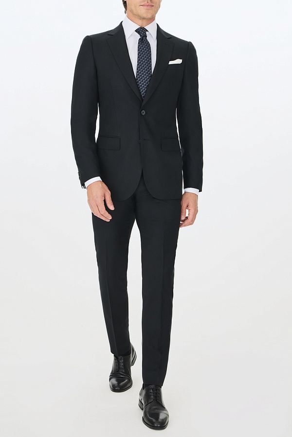 Черный однотонный костюм