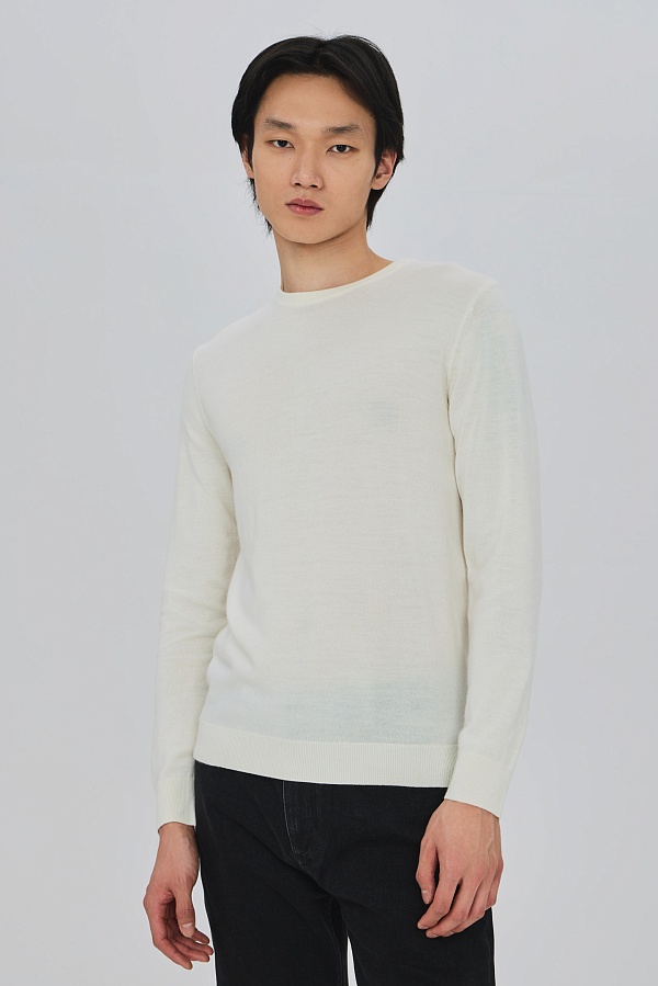 Легкий белый джемпер