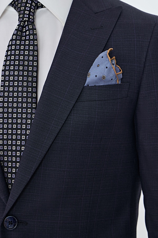 Серо-синий костюм в клетку