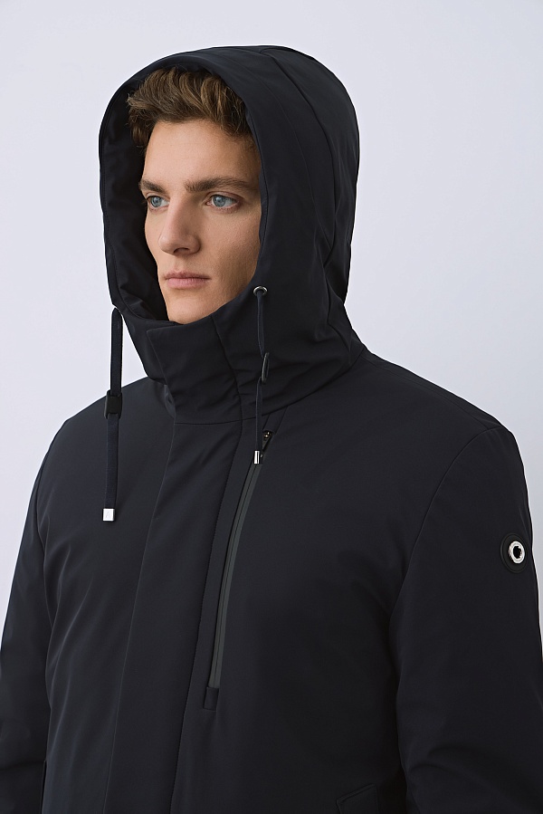 Черный пуховик