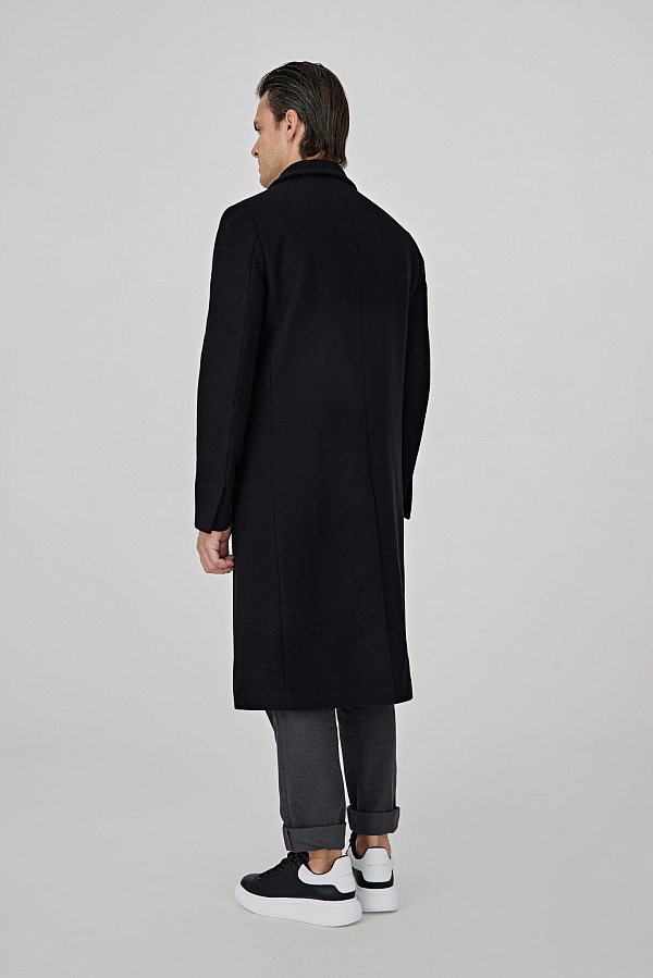 Удлиненное черное пальто на трех пуговицах