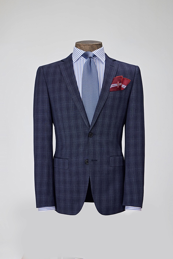 Темно-синий костюм в клетку