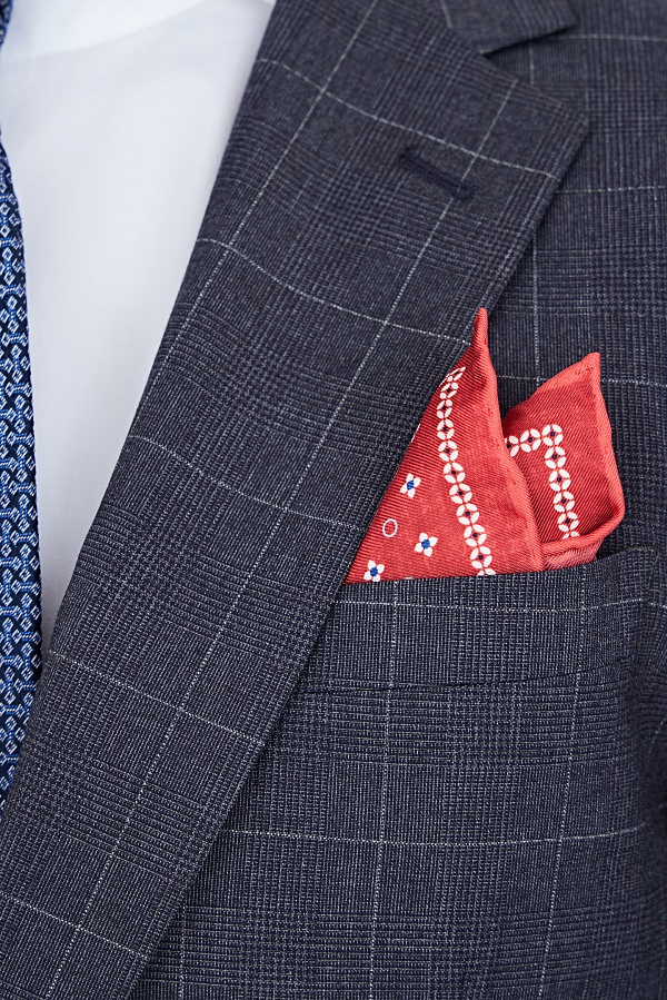 Темно-синий костюм в серую клетку