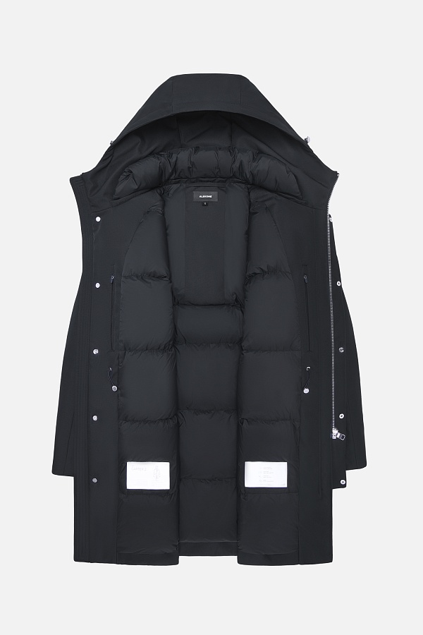 Пуховик черного цвета