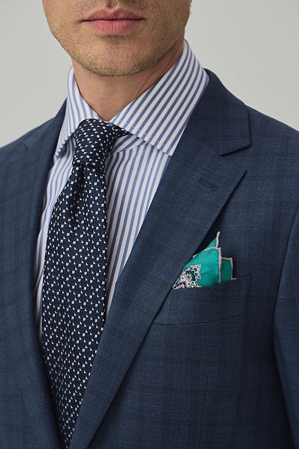 Серо-синий костюм в широкую клетку