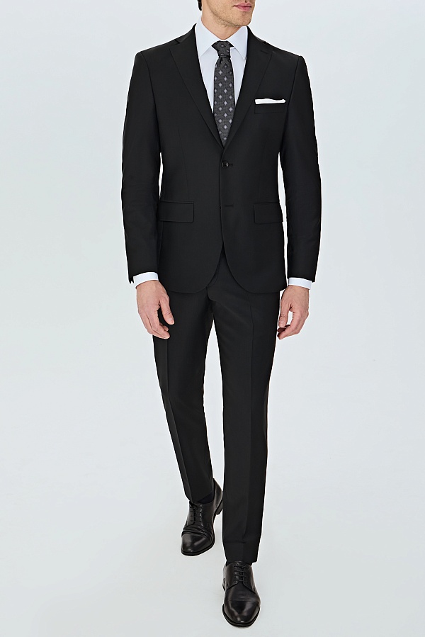 Однотонный черный костюм