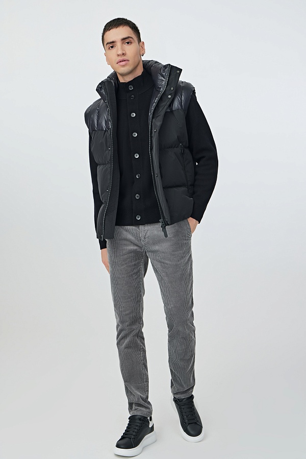 Черный пуховик с отстегивающимися рукавами