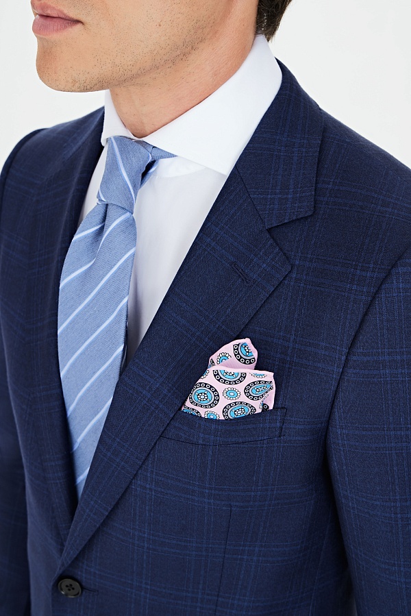 Темно-синий костюм в крупную клетку
