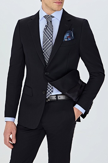 Однотонный черный костюм