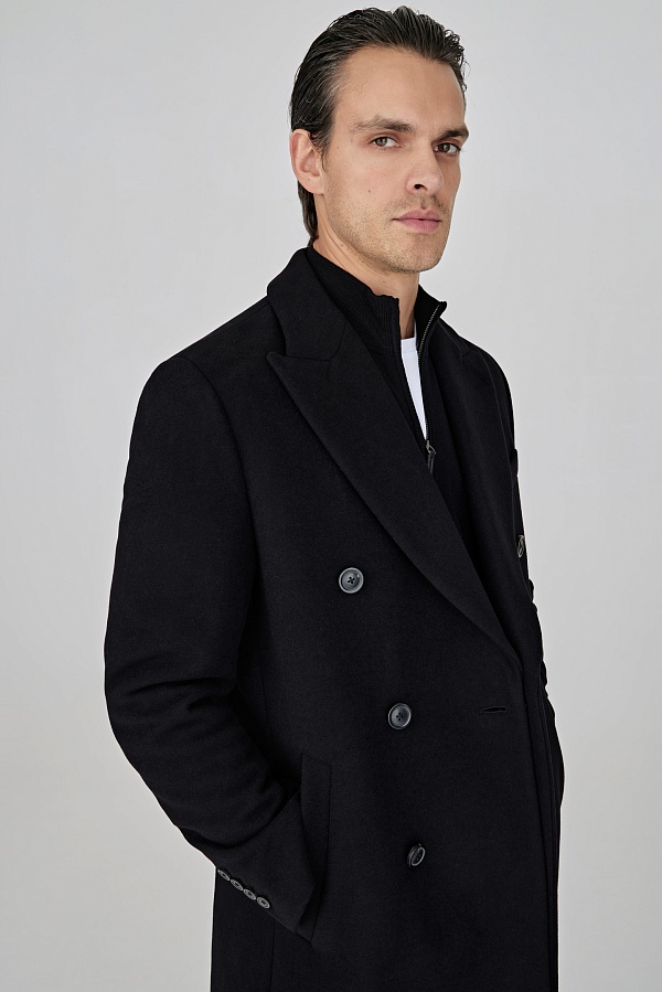 Черное двубортное пальто