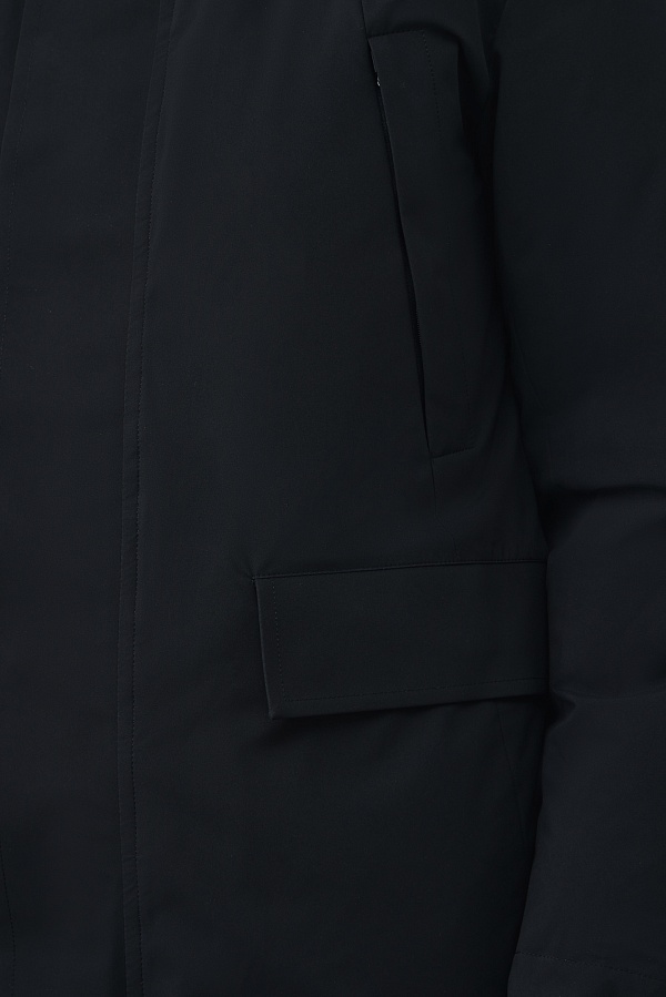 Черная куртка с капюшоном