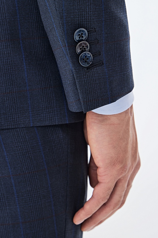 Темно-синий костюм в клетку