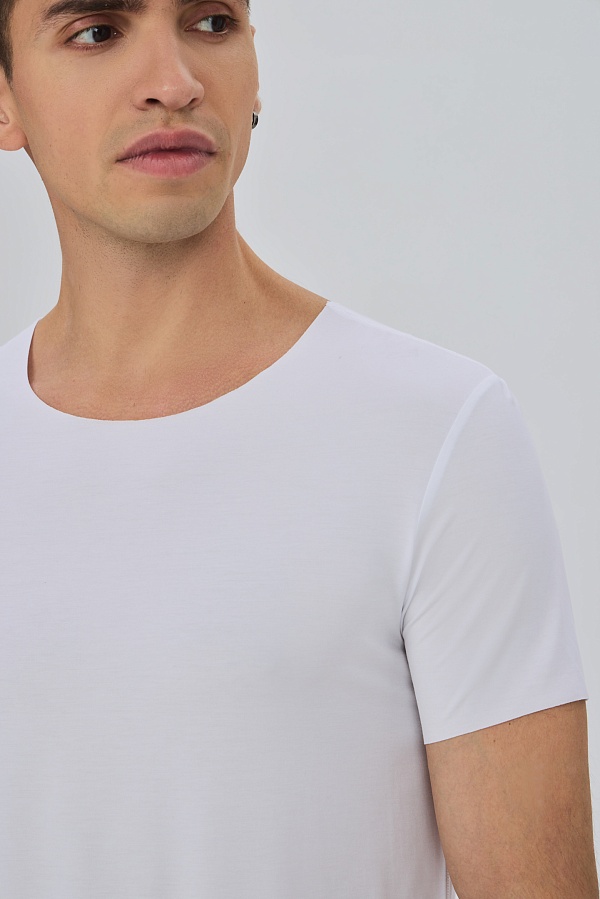 Белая футболка с круглым вырезом