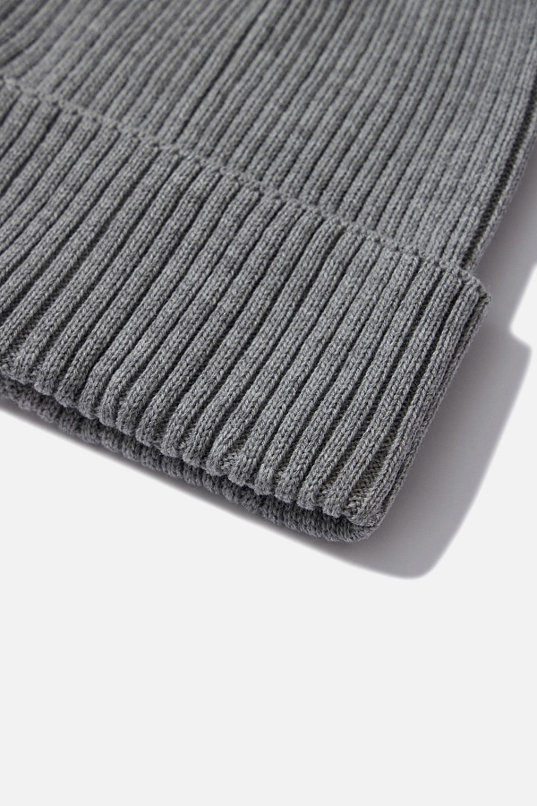 Светло-серая шапка с отворотом