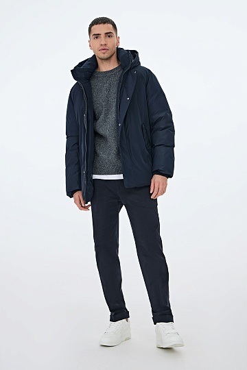 Темно-синий пуховик с капюшоном