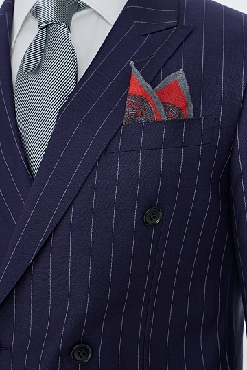 Сине-фиолетовый двубортный костюм в полоску